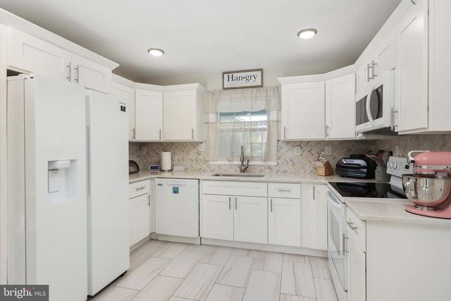 40 HOLIDAY LN, Willingboro, NJ 08046