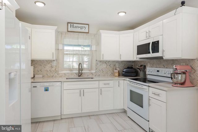 40 HOLIDAY LN, Willingboro, NJ 08046