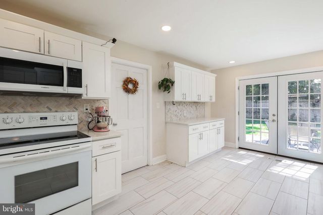 40 HOLIDAY LN, Willingboro, NJ 08046