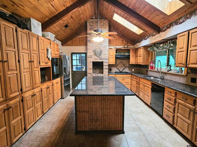 395 Bolding RD, Marshall, TX 75670