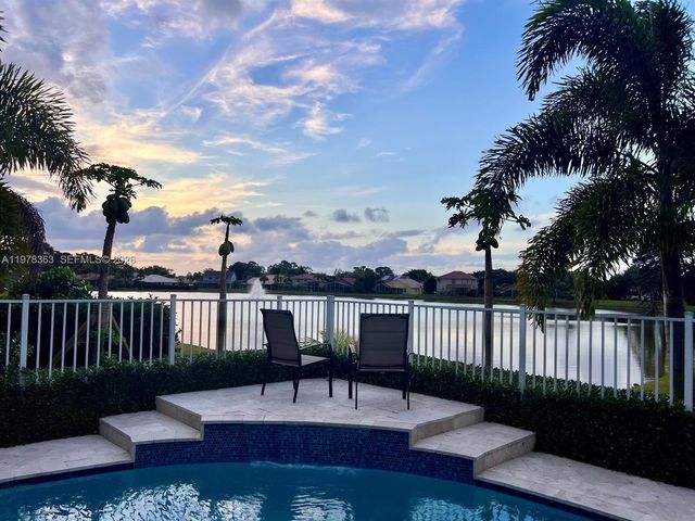 3833 Cypress Lake Dr, Lake Worth, FL 33467