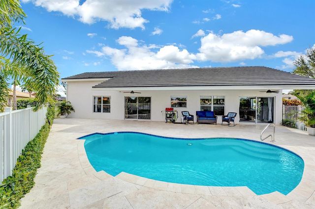 3833 Cypress Lake Dr, Lake Worth, FL 33467