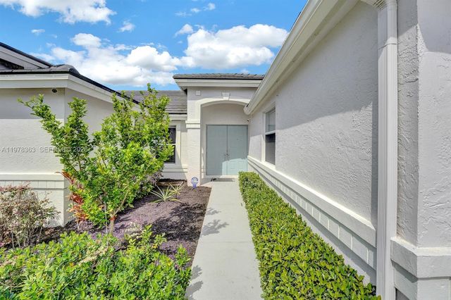 3833 Cypress Lake Dr, Lake Worth, FL 33467