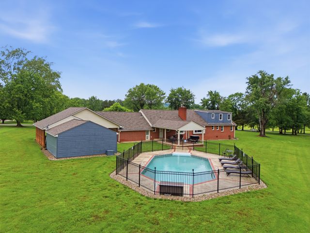 1108 Lakeview Dr, Ashland City, TN 37015