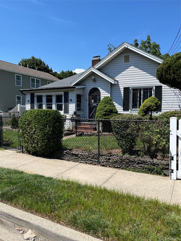 137 E Roosevelt Avenue, Roosevelt, NY 11575