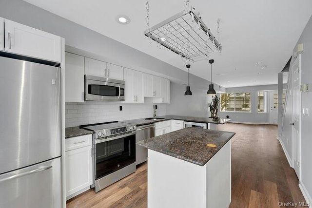 202 Park Ridge Lane, White Plains, NY 10603