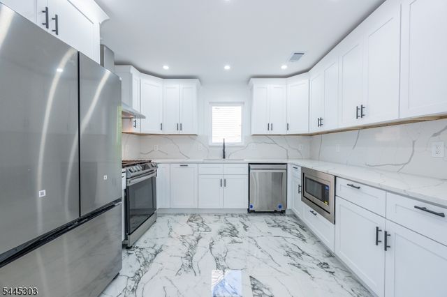 214 Alberta Dr, Saddle Brook Twp., NJ 07663