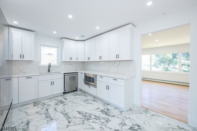 214 Alberta Dr, Saddle Brook Twp., NJ 07663
