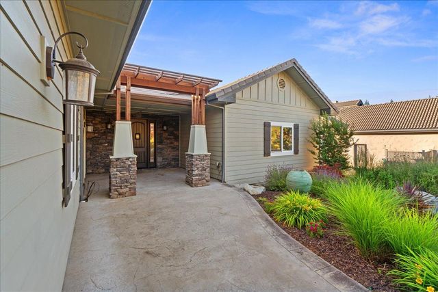 12924 Austin Forest Cir, Auburn, CA 95602