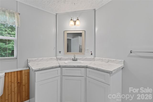 146 Banks View Lane, Hendersonville, NC 28792