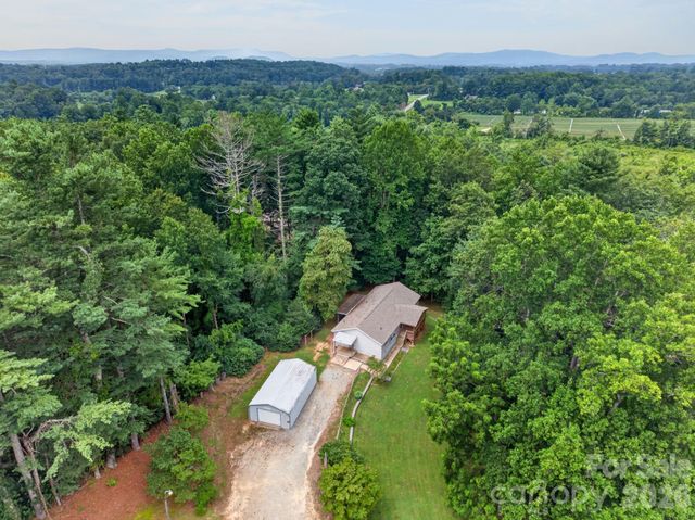 146 Banks View Lane, Hendersonville, NC 28792