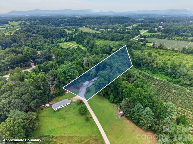 146 Banks View Lane, Hendersonville, NC 28792