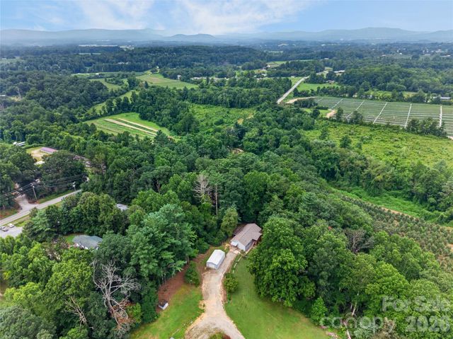 146 Banks View Lane, Hendersonville, NC 28792