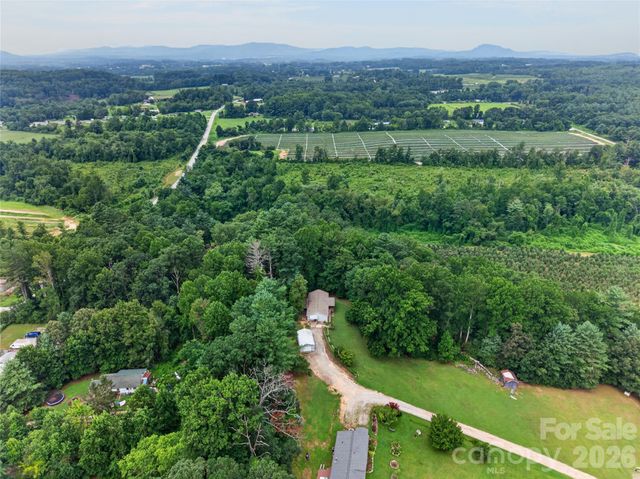 146 Banks View Lane, Hendersonville, NC 28792