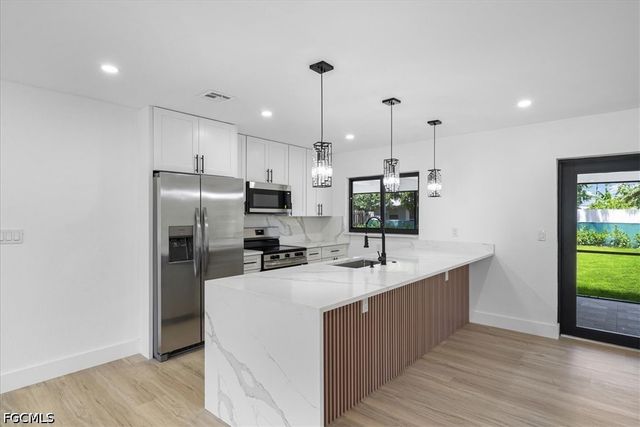 1437 SE 11th ST, Cape Coral, FL 33990