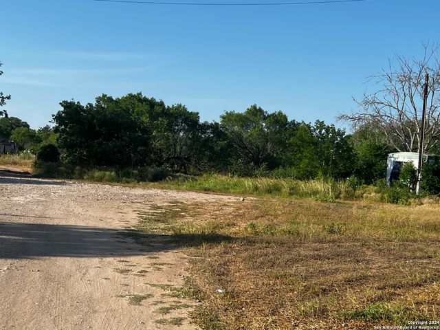 521 County Road 7713 #2, Devine, TX 78016