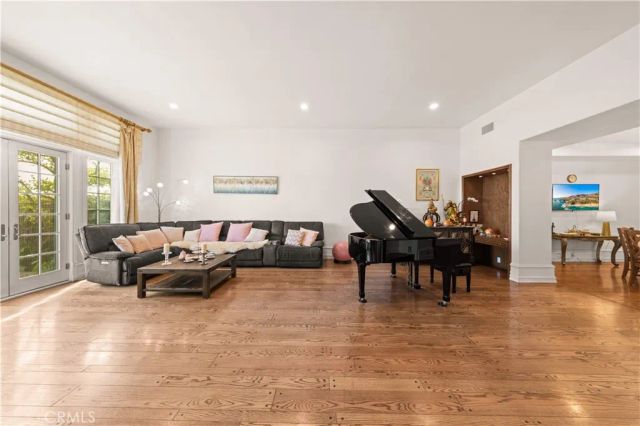 2282 Canyonback, Los Angeles, CA 90049