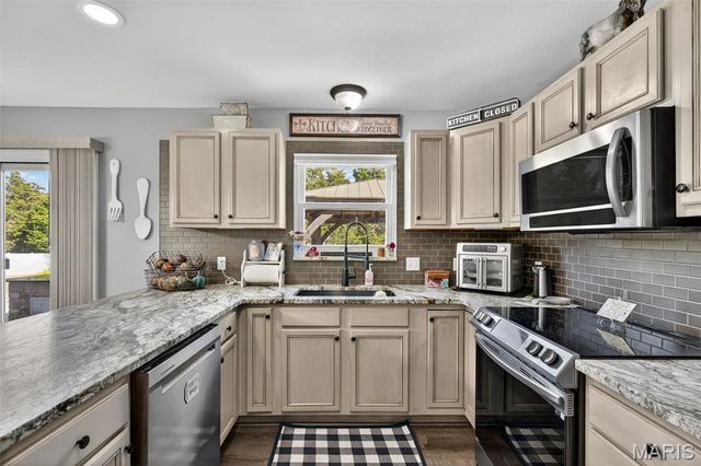 9628 Persimmon Point Drive, Hillsboro, MO 63050