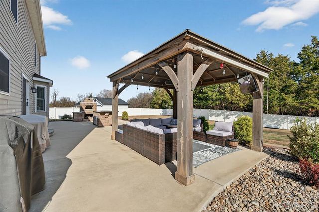 9628 Persimmon Point Drive, Hillsboro, MO 63050