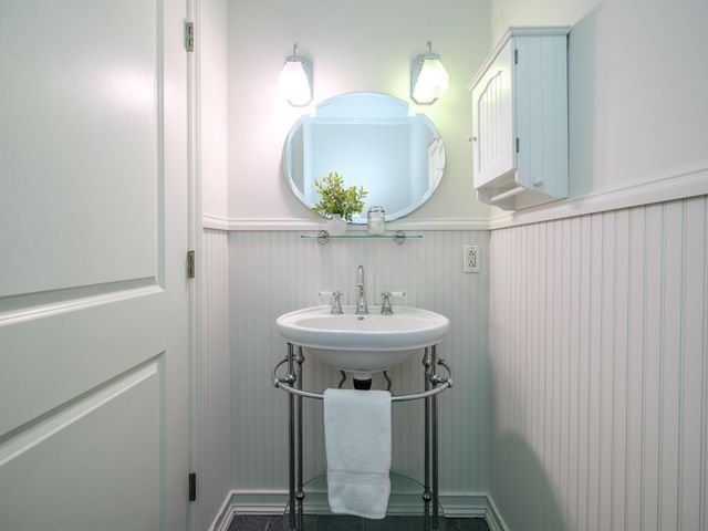 2716 Lomond Drive, Kalamazoo, MI 49008