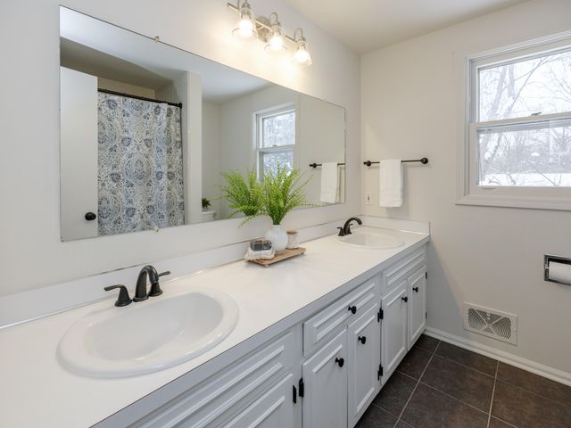 2716 Lomond Drive, Kalamazoo, MI 49008