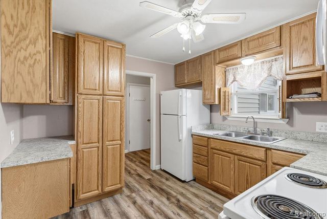 5101 Kendall Drive, Burton, MI 48509