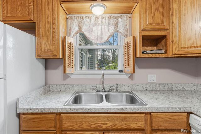 5101 Kendall Drive, Burton, MI 48509