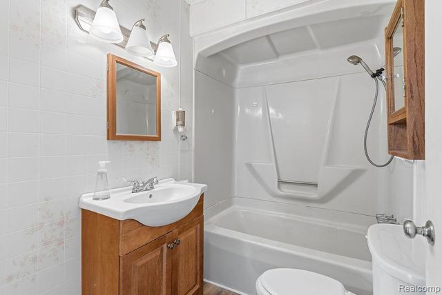 5101 Kendall Drive, Burton, MI 48509