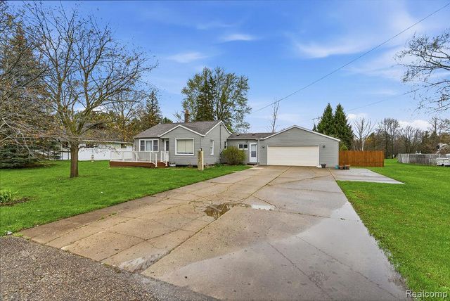 5101 Kendall Drive, Burton, MI 48509
