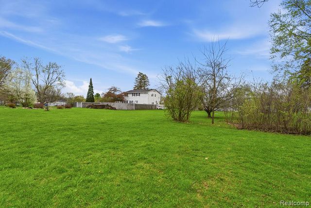5101 Kendall Drive, Burton, MI 48509