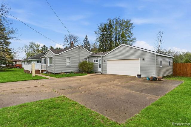 5101 Kendall Drive, Burton, MI 48509