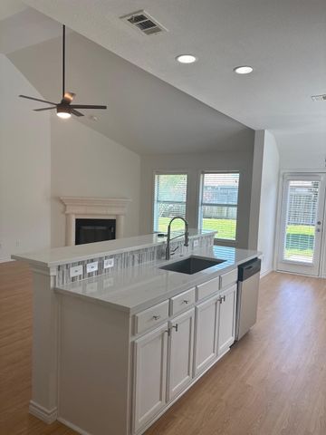 924 Bowie Drive, Lavon, TX 75116