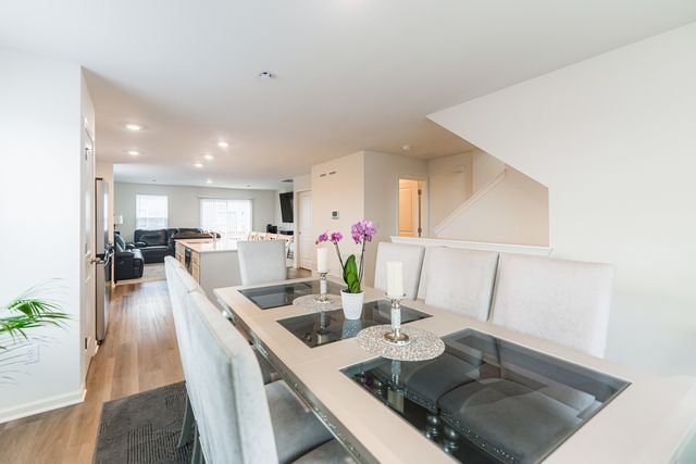 1053 Briar Glen Court, Hampshire, IL 60140