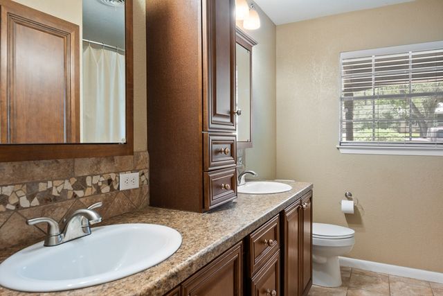 117 N West Lane, Kerrville, TX 78028