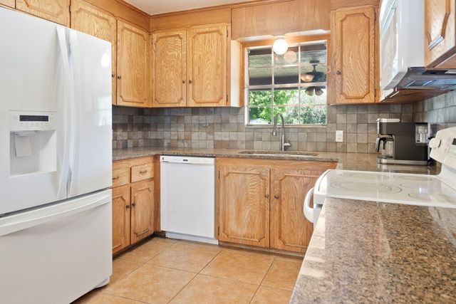 117 N West Lane, Kerrville, TX 78028