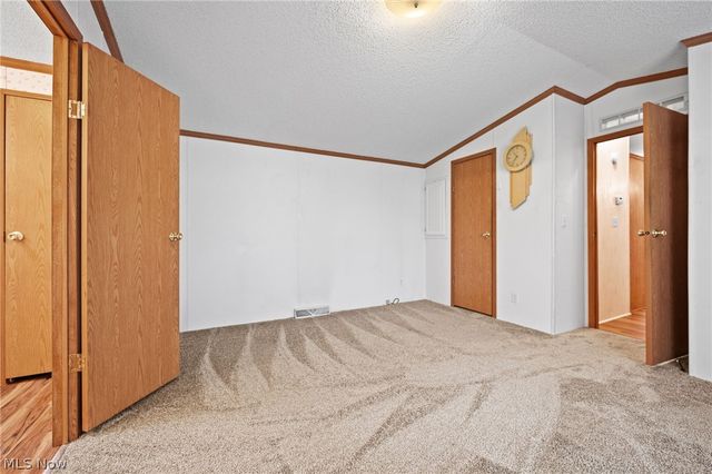 6 Laverne Lane, Chardon, OH 44024