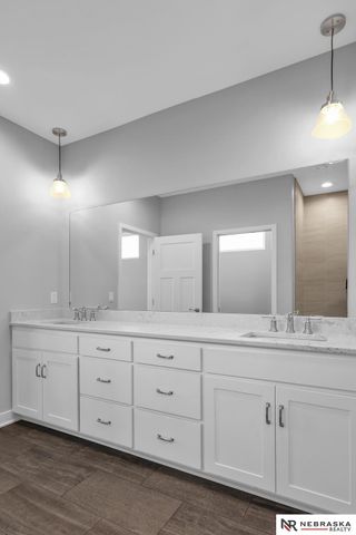 9715 S 123rd Avenue, Papillion, NE 68046