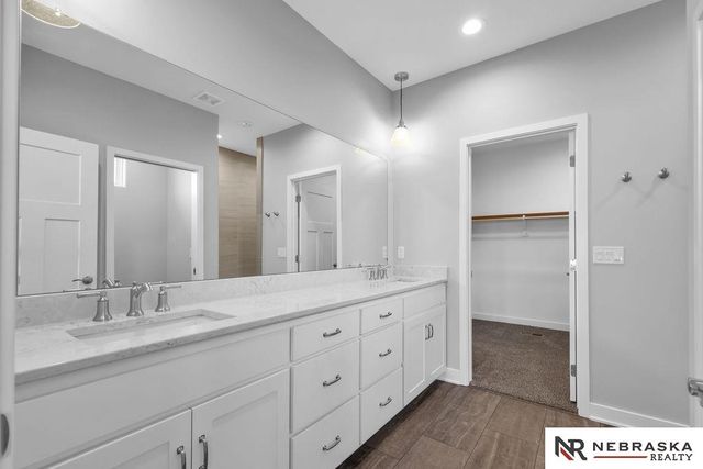9715 S 123rd Avenue, Papillion, NE 68046