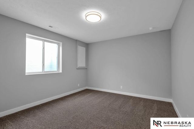 9715 S 123rd Avenue, Papillion, NE 68046