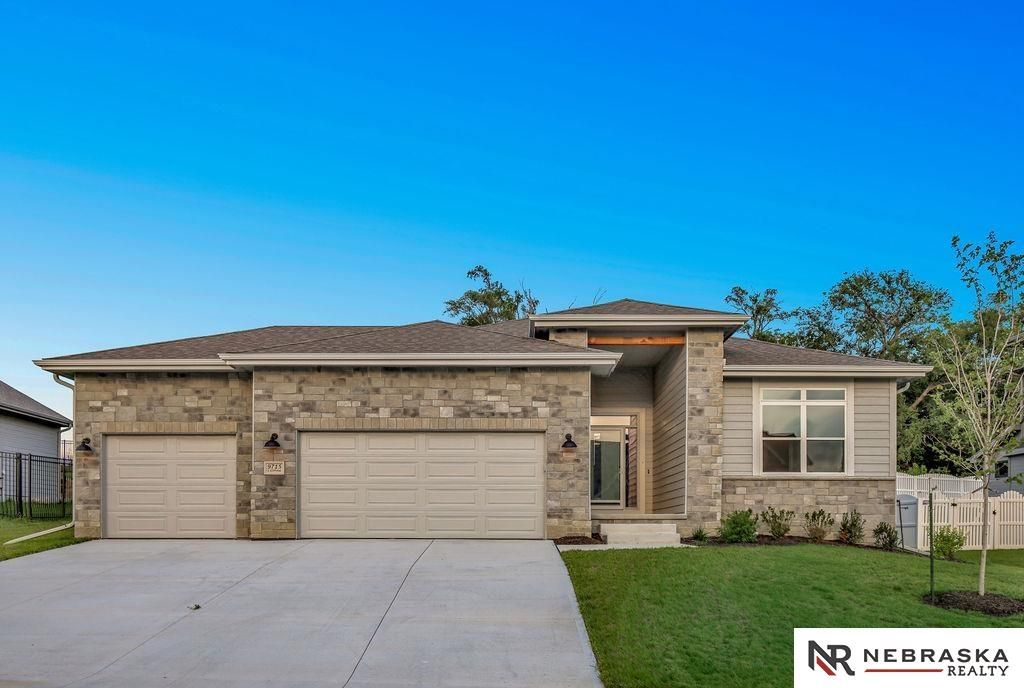 9715 S 123rd Avenue, Papillion, NE 68046