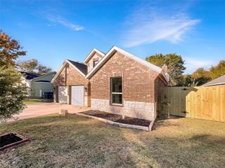 1211 Dacki Avenue, Dallas, TX 75211