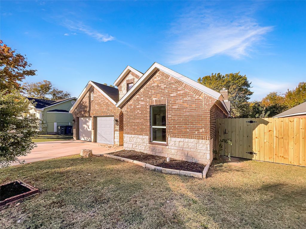 1211 Dacki Avenue, Dallas, TX 75211