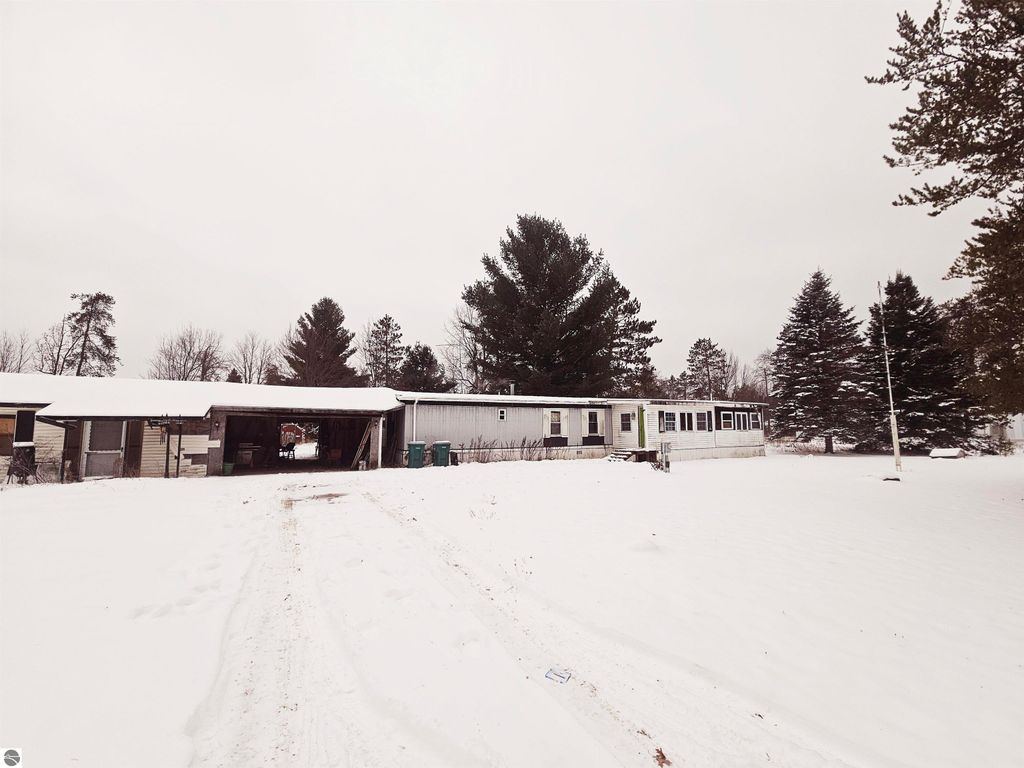 Image 2 of property listing at 1760 Janet Street, Harrison, MI 48625