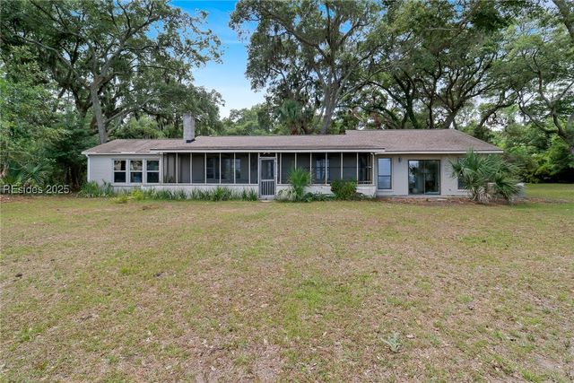 87 McTeer Dr, St Helena Island, SC 29920