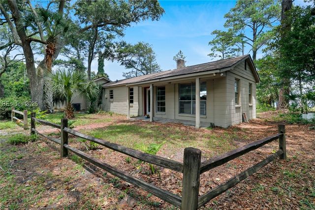 87 McTeer Dr, St Helena Island, SC 29920