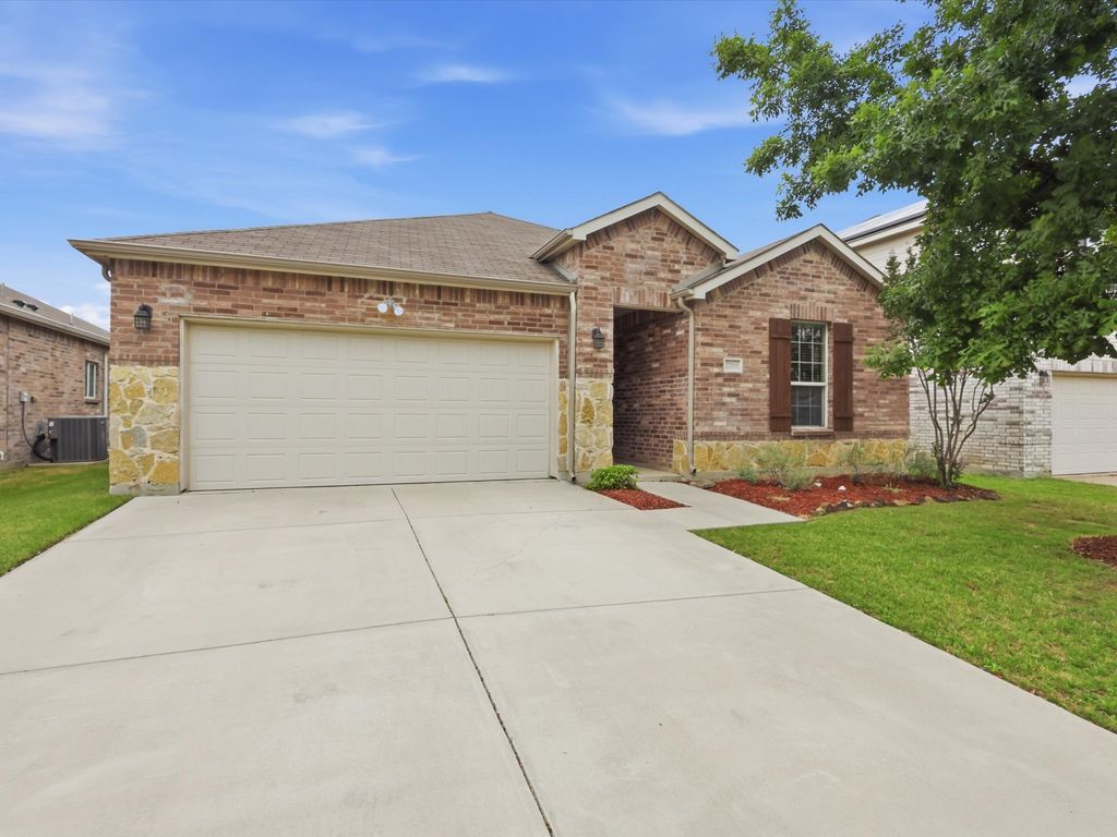 7761 Berrenda Drive, Fort Worth, TX 76131