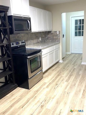 2708 E Poplar Avenue, Victoria, TX 77901