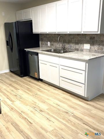 2708 E Poplar Avenue, Victoria, TX 77901