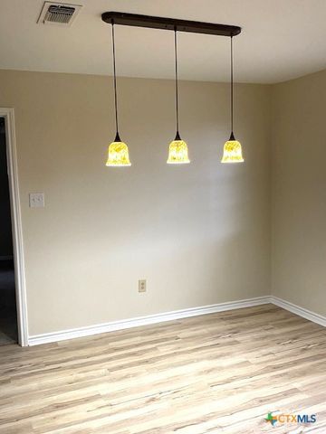 2708 E Poplar Avenue, Victoria, TX 77901