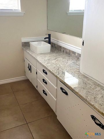 2708 E Poplar Avenue, Victoria, TX 77901